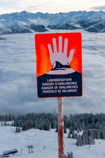 Avalanche danger sign in a skiing area