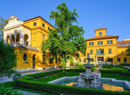 Lenbachhaus with garden and fountain