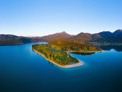 Walchensee with peninsula dwarfs in the morning light