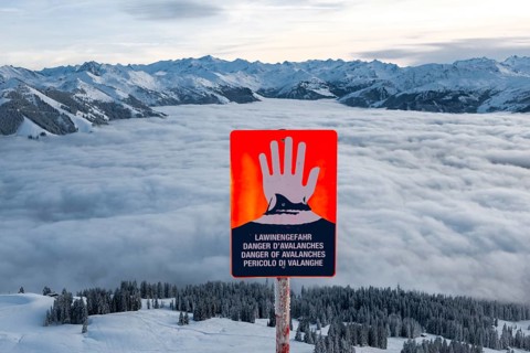 Avalanche danger sign in a skiing area