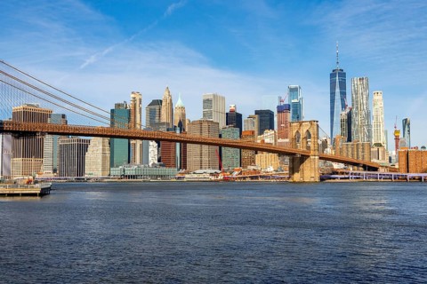 View from Main Street Park over the East River to the skyline of Lower Manhattan with Brooklyn Bridge