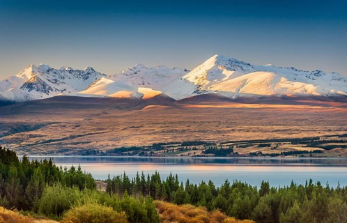 Lake Pukaki in front of snowy mountain range