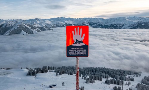 Avalanche danger sign in a skiing area