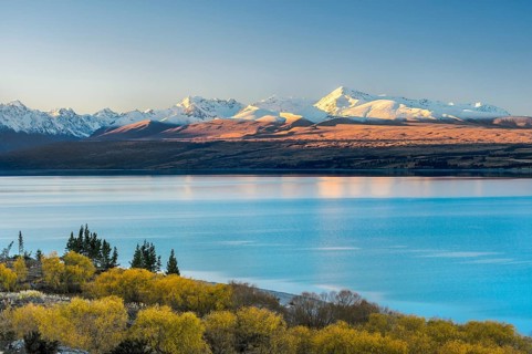 Lake Pukaki in front of snowy mountain range