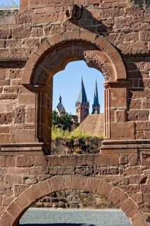 Three-pass arch and Barbarossa's head