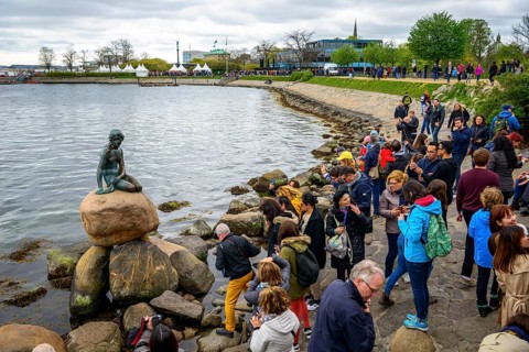 Tourists in front of the Little Mermaid