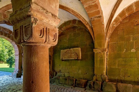 Columns and vaults in the gatehouse