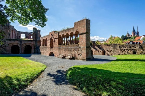 Gate building with castle chapel