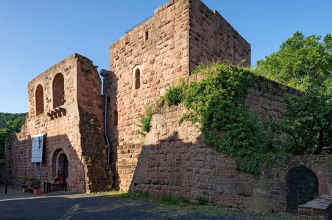 Gate house with castle chapel