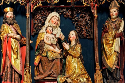 Carved Anne altar with Annaselbdrite group between two saints