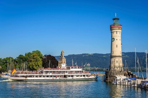 Excursion ship leaves the harbour