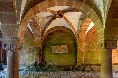 Columns and vaults in the gatehouse
