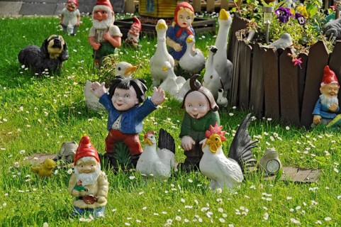 Garden gnomes from fairy tale Max and Moriz with chickens