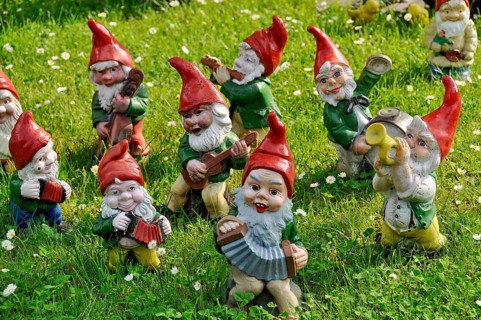 Garden gnomes as musicians in music band