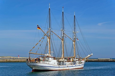 Sailing ship