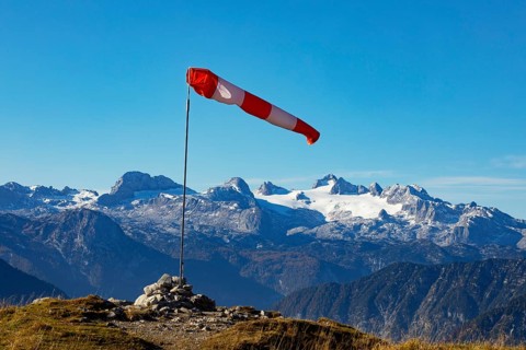 Wind vane on the Loser with view to the Hoher Dachstein