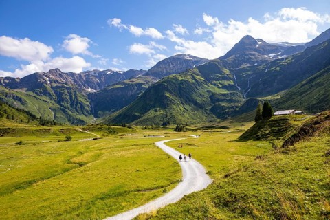 Hiking trail in the Nassfeld Valley