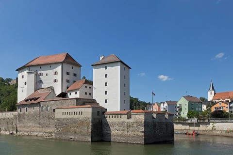 Veste Niederhaus with excursion boat on the Danube