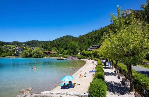Bathing beach on the lake promenade