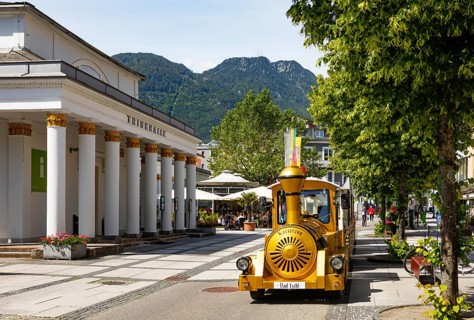 Stroll in front of the Trinkhalle in the pedestrian zone