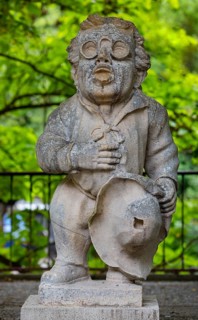 Dwarf with pince-nez