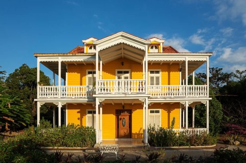 Well preserved colonial building that offers rooms for rent