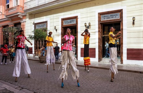 Street performers on stilts in Habana Vieja