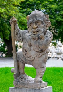Dwarf with spade