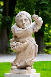 Dwarf with fruit apron