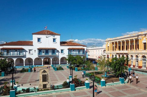 Parque Cespedes with the town hall on the left and the nineteenth-century building of the Casa de la Cultura on the right