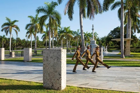 Guard changing ceremony at the cementerio Santa Ifigenia
