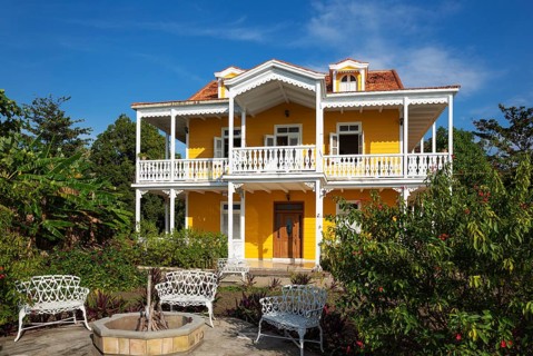 Well preserved colonial building that offers rooms for rent