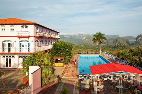 The Hotel Los Jazmines against the backdrop of the Vinales Valley with its boulder-like hills