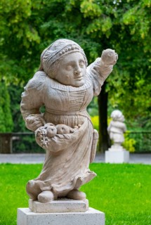 Dwarf with fruit apron