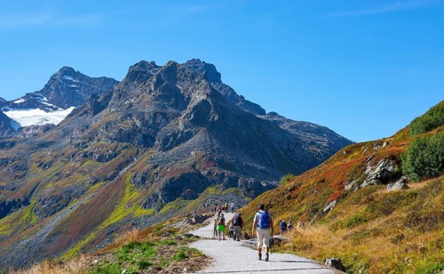 Hiking trail around the Silvretta reservoir