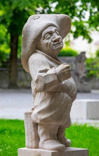 Dwarf with radish bag