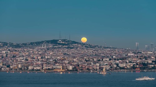 View of the district Ueskuedar with rising moon