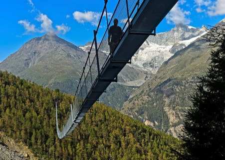 Hikers crossing the Charles Kuonen suspension bridge