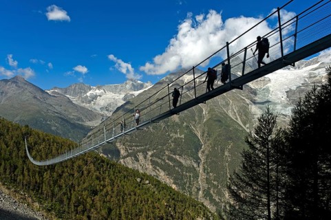 Hiker on the Charles Kuonen suspension bridge