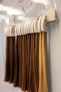 Pattern with hair tears to choose the hair color when dyeing hair in the hair salon