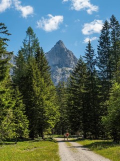 Hikers on a hiking trail in front of Admonter Kalbling