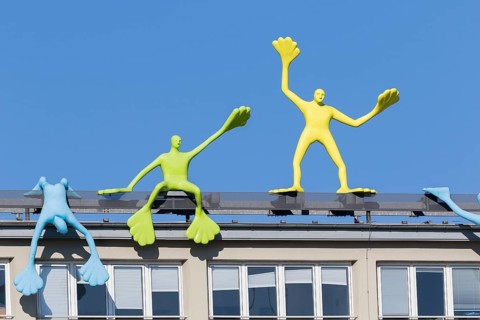 Flossi sculptures on the roof of a house