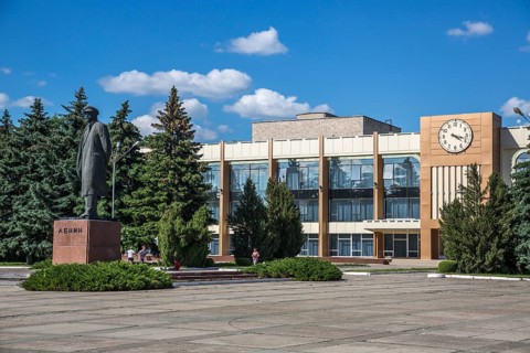 Lenin statue in front of cultural center