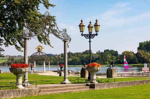 Pavilion on the beach promenade at Waginger See