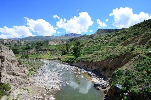 Blcik into the riverbed of the Rio Colca