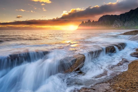 Waves on the rocky beach of Tungeneset