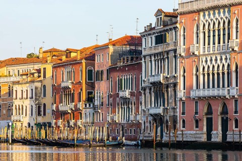 Historical house facades on the Canale Grande in the morning light