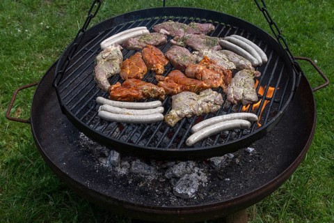 Barbecue food on a swivel grill