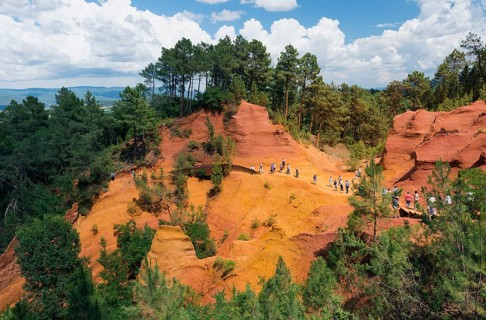 Tourists on the ochre trail
