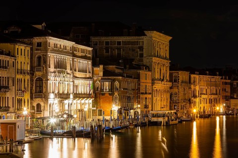 Historic house facades on the Canale Grande at night